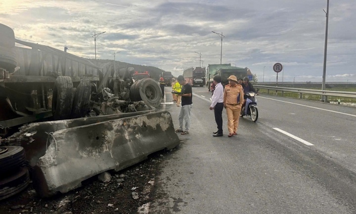 Container lật nhào khi vừa ra khỏi hầm đường bộ, Quốc lộ 1A ở Huế tắc nghẽn