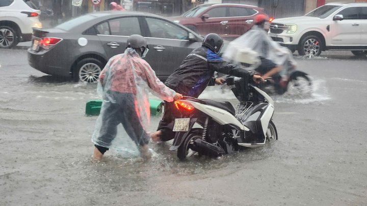 Mưa lớn ở Huế - Quảng Trị gây ngập úng, nguy cơ lũ chồng lũ