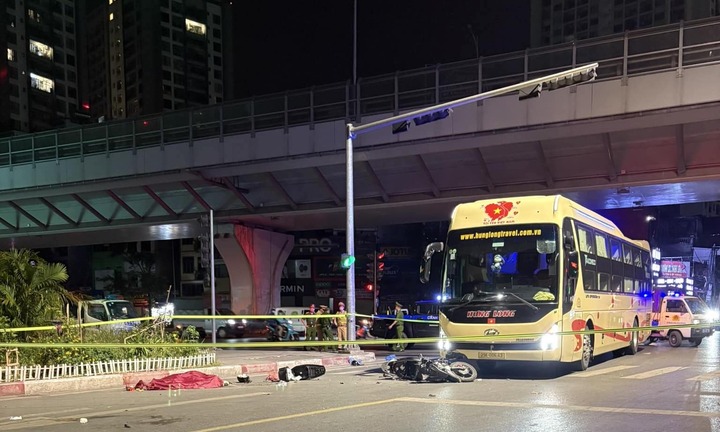 Xe máy va chạm ô tô khách lúc rạng sáng, đôi nam nữ thương vong