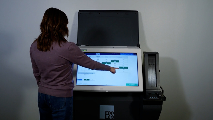 Người dân bỏ phiếu bầu Tổng thống Mỹ bằng máy scan thế nào? 