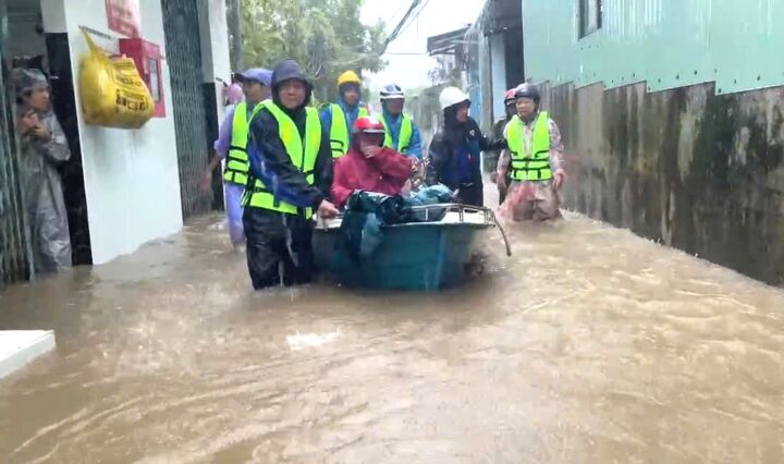 Mưa tầm tã, dân vùng rốn lũ Đà Nẵng tất tả chạy lụt