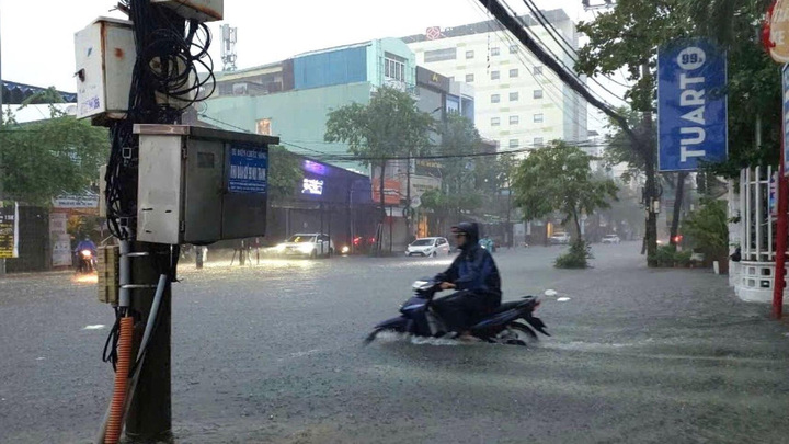 Đà Nẵng ngập sâu, người dân bì bõm đẩy xe giữa biển nước 