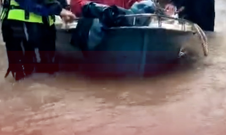 Mưa tầm tã, rốn lũ ở Đà Nẵng lại ngập sâu, dân tất tả chạy lụt