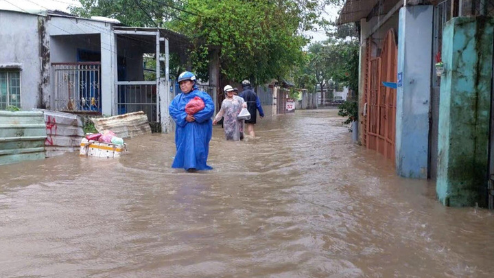 Cả tuyến đường ngập sâu, người dân rốn lũ Đà Nẵng lại tất tả chạy lụt 