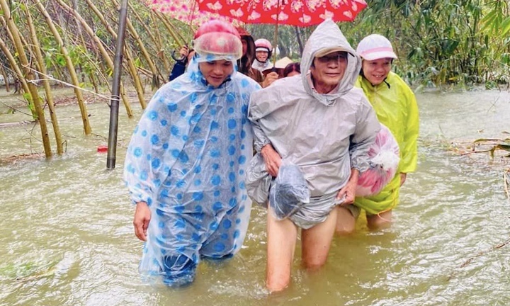 Miền Trung mưa trắng trời, nhiều nơi chìm trong biển nước