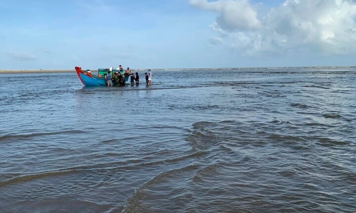 Một ngư dân hành nghề trên tàu cá Quảng Ngãi rơi xuống biển mất tích