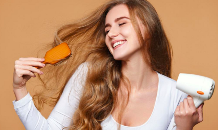Nên sấy tóc hay để tóc khô tự nhiên sau khi gội?