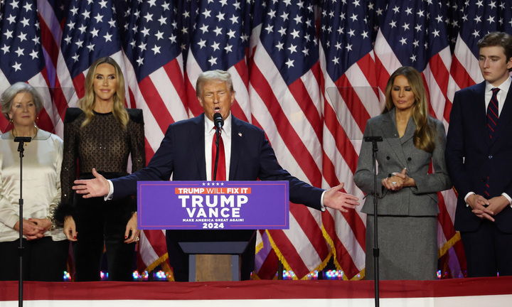 Ông Trump lên sân khấu cùng gia đình, tuyên bố chiến thắng