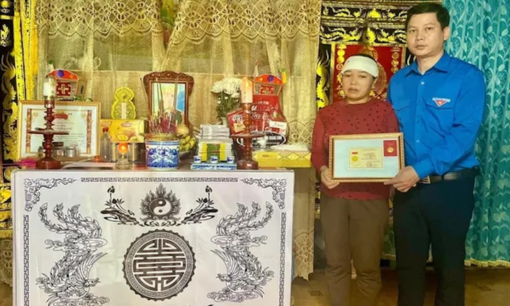 Trao Huy hiệu Tuổi trẻ dũng cảm cho thanh niên xung kích bị lũ cuốn lúc giúp dân