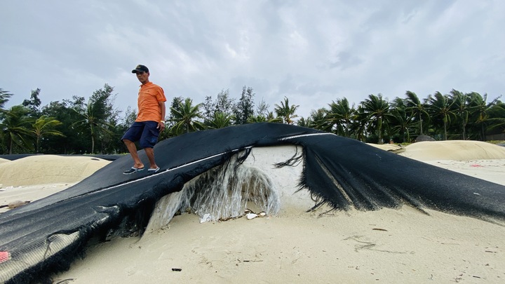Sóng xé toạc 'núi' kè cát khổng lồ ở bờ biển Cửa Đại
