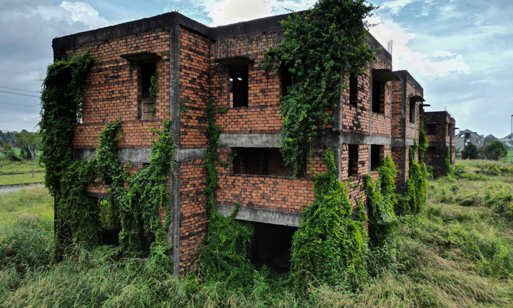 Cận cảnh khu đô thị ở Đồng Nai hoang tàn, cỏ mọc um tùm sau 28 năm quy hoạch