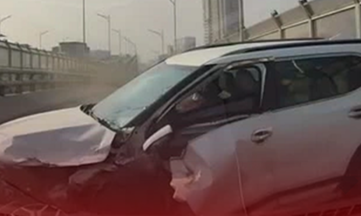 Khoảnh khoắc ô tô lao thẳng vào dải phân cách trên đường Vành đai 2 Hà Nội