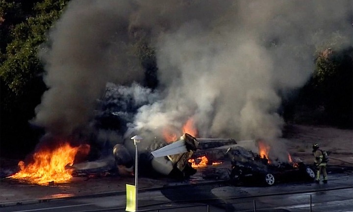 Máy bay phản lực Mỹ lao trúng xe hơi trên đường, 5 người thiệt mạng