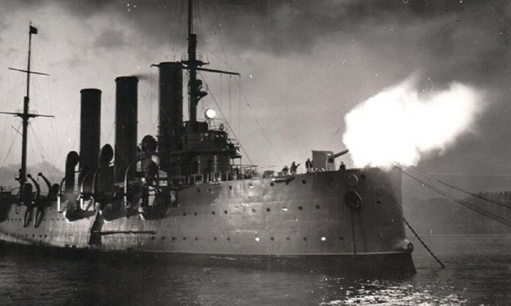 Tiếng pháo tuần dương hạm Rạng Đông trong ngày Cách mạng Tháng Mười Nga