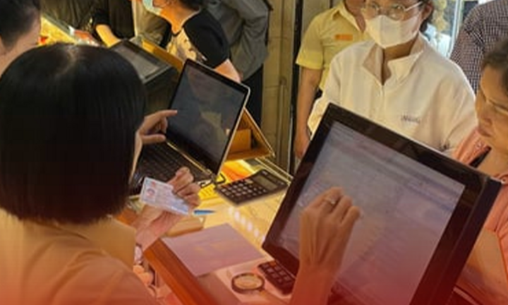 Vàng tăng giá trở lại, người dân TP.HCM vẫn chen nhau đi bán