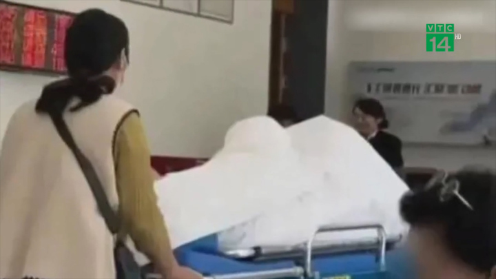 'Đỏ mắt' trước cảnh đưa cả giường và bệnh nhân đến ngân hàng chuyển tiền