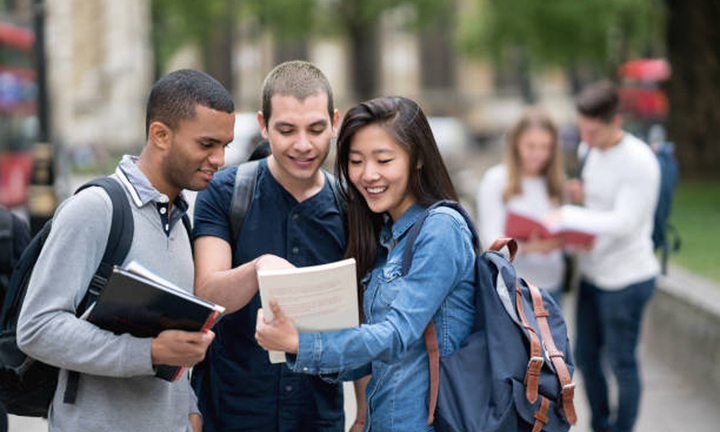 Bỏ tiền du học là để có công việc tốt, sao lại nói không về nước là ích kỷ?