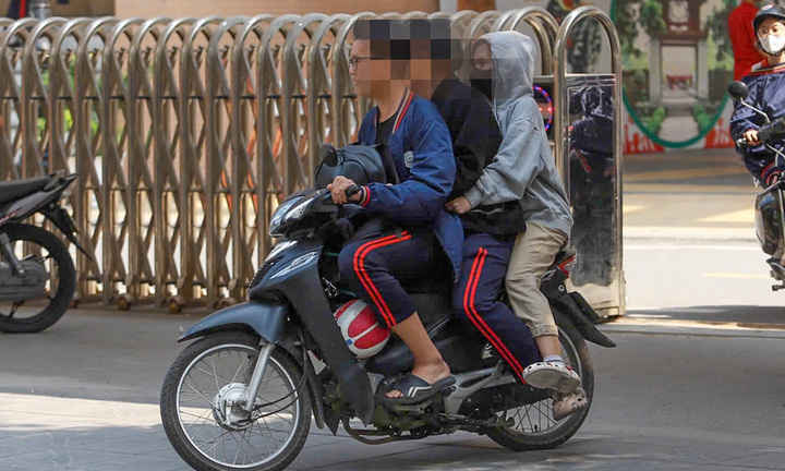 Học sinh Hà Nội ngang nhiên lái xe máy kẹp 3, đầu trần đến trường