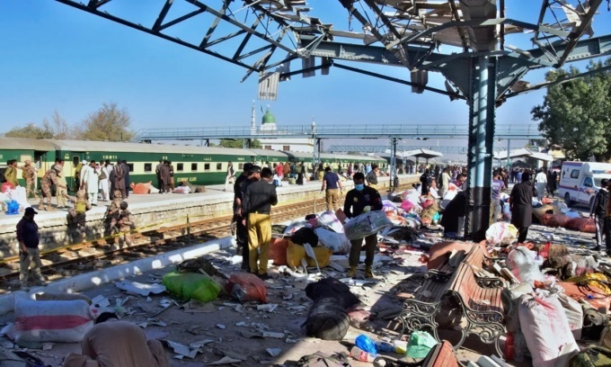 Hiện trường tan hoang vụ đánh bom ga tàu ở Pakistan, ít nhất 24 người thiệt mạng