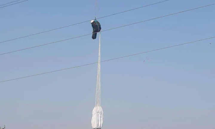 Người đàn ông nhảy dù mắc vào dây điện, treo lơ lửng hơn 1 giờ