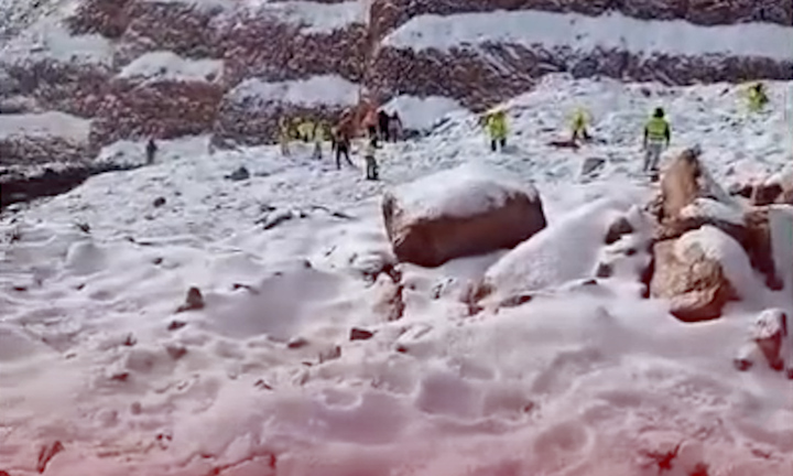 Kỳ lạ lần đầu tiên tuyết rơi trên sa mạc Al-Jawf ở Ả Rập Xê-út