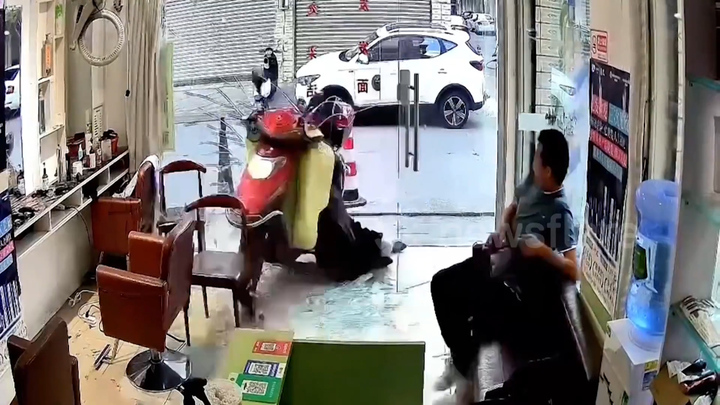 Vô tình vặn tay ga, cả người và xe lao vào tiệm làm tóc