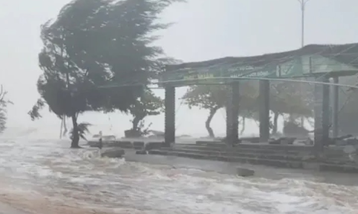 Ứng phó khẩn cấp khi bão Toraji tiến gần Biển Đông