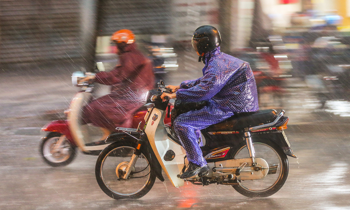 Dự báo thời tiết ngày 11/11: Trung Trung Bộ hứng mưa lớn, Biển Đông bão nối bão