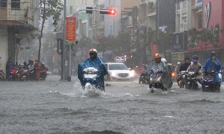 Biển Đông bão chồng bão, dự báo Trung Bộ mưa lớn diện rộng