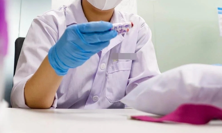 Xét nghiệm ADN, chồng phát hiện bí mật động trời vợ giấu kín suốt một thập kỷ 