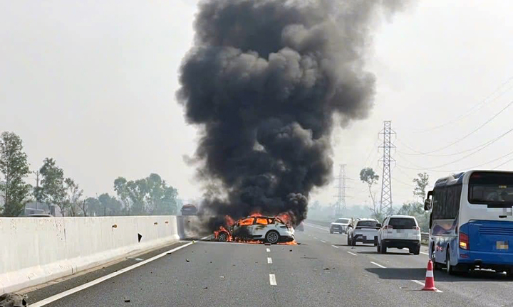 Ô tô bốc cháy ngùn ngụt sau va chạm trên cao tốc Hà Nội - Hải Phòng