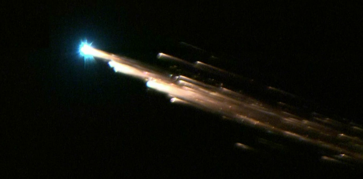 Cận cảnh vệ tinh Starlink tái nhập Trái đất, nổ tung như pháo hoa