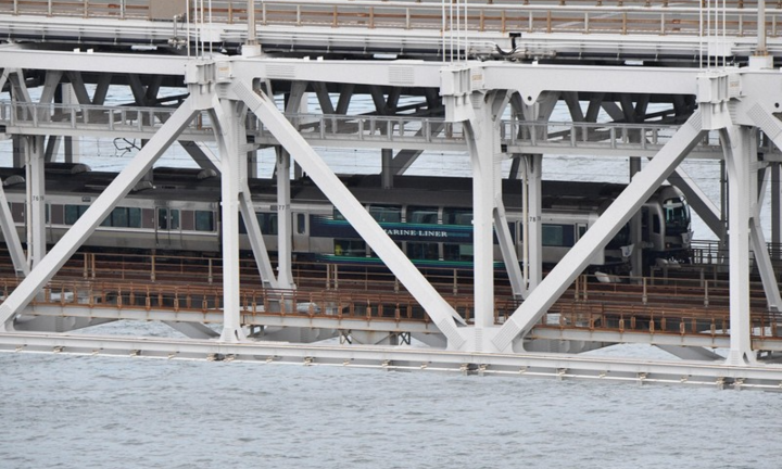 Tàu điện Nhật đứt dây kẹt 6 tiếng trên cầu, 15.000 hành khách bị ảnh hưởng