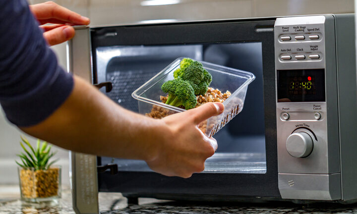 Bí kíp sử dụng đồ nhựa trong lò vi sóng an toàn