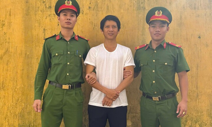 Bị cự tuyệt, gã đàn ông mang xăng đến công ty người yêu cũ dọa chết chung