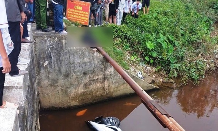 Phát hiện thi thể nam thanh niên dưới mương nước cạnh xe máy