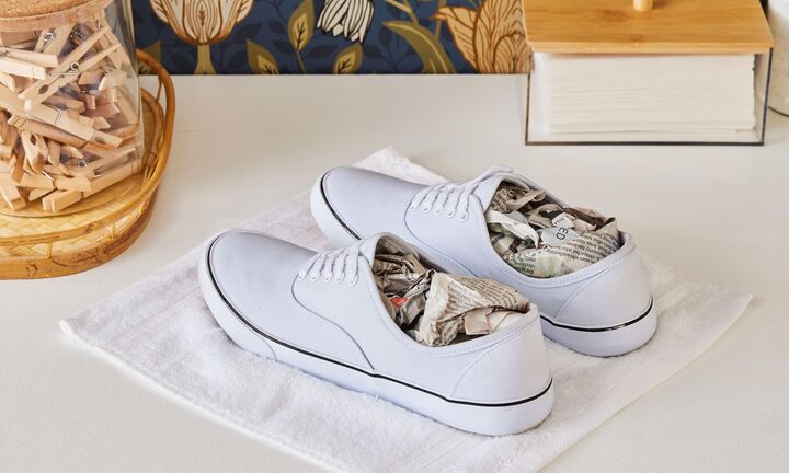 Mẹo làm khô giày nhanh chóng sau khi bị dính mưa