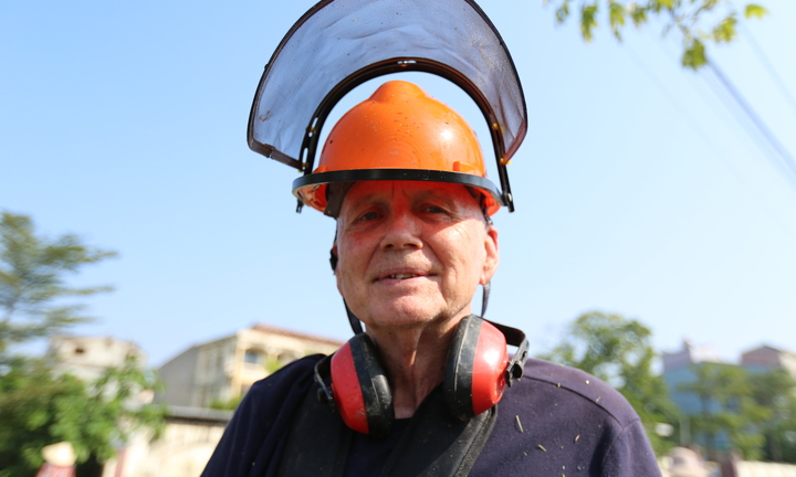 Ông Tây vượt nửa vòng Trái Đất đến Việt Nam cắt cỏ, dạy học miễn phí