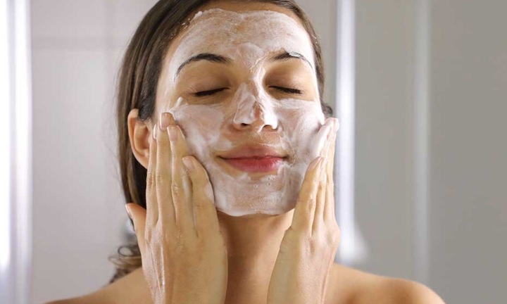 Lấy lượng sữa rửa mặt bao nhiêu là đủ?