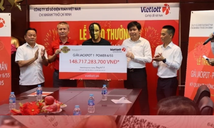 Sau 8 năm mua vé số, người đàn ông ở TP.HCM trúng gần 149 tỷ đồng 