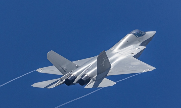 Tiêm kích tàng hình mới của Trung Quốc gây sốt, hình dáng giống hệt F-35 Mỹ