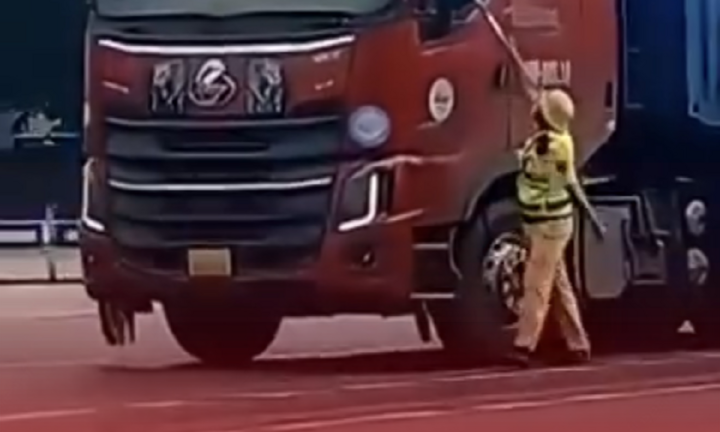 Nam tài xế phớt lờ hiệu lệnh dừng xe, ‘ném’ chai nước vào CSGT