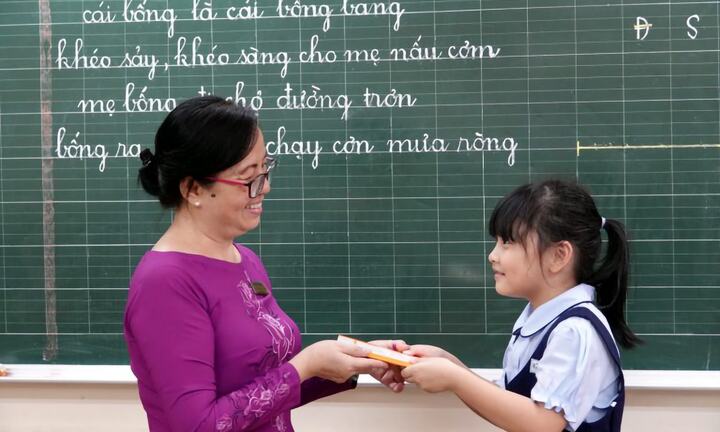 Hội phụ huynh cãi nhau ỏm tỏi chuyện 'tặng quà hay tiền cho cô giáo ngày 20/11'