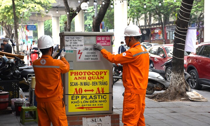 EVNHANOI khuyến cáo các hộ kinh doanh không dán quảng cáo lên tủ điện