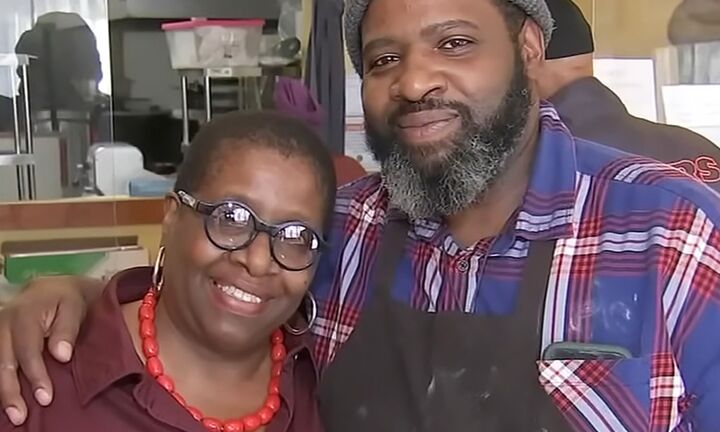 Lạc mẹ suốt 50 năm, tìm mãi hóa ra đó là bà chủ tiệm bánh gần nhà