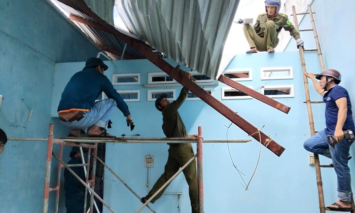 Gió lốc cuốn phăng hàng chục mái nhà dân ở Quảng Ngãi