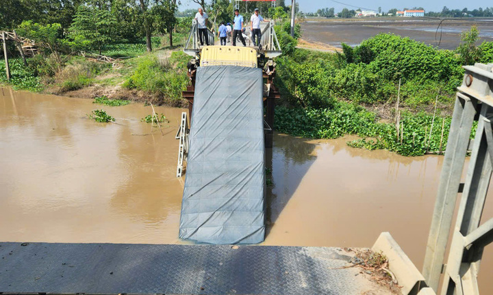 Xe tải chở 30 tấn gạch làm sập cầu ở An Giang