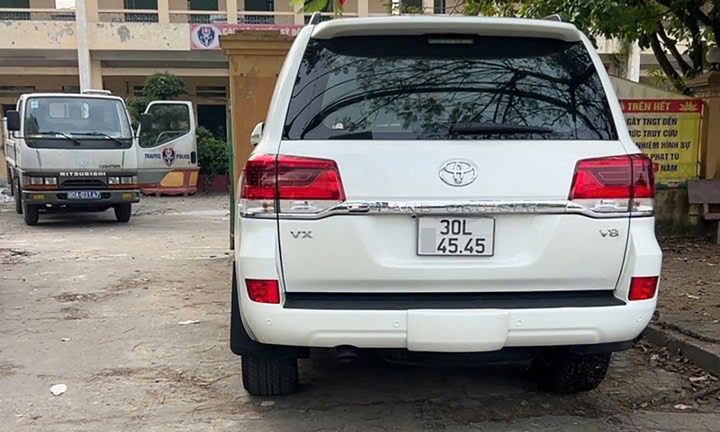 Phạt tiền tài xế ô tô Land Cruiser sửa biển số đi trên cao tốc