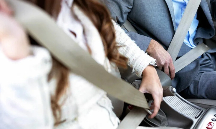 Chở người ngồi trên ô tô không thắt dây an toàn bị phạt bao nhiêu tiền?