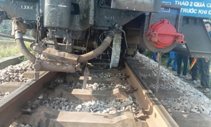 Tàu SE7 trật bánh ở Hà Tĩnh, tuyến đường sắt Bắc-Nam ách tắc